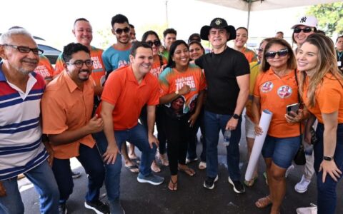 David Almeida recebe apoio da população no Morro da Liberdade, Centro e Planalto durante adesivaço
