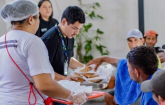 Governo do Amazonas realiza ação de cidadania e saúde para população em situação de rua no Centro