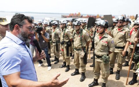 Wilson Lima reforça combate às queimadas com envio de 200 bombeiros para o interior e entrega de viaturas