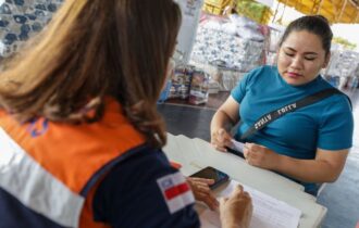 Governo do Amazonas entrega ajuda humanitária e subsídio emergencial às vítimas do incêndio em Nhamundá