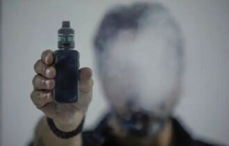 Cigarro eletrônico atrai jovens e agrava dependência, segundo especialistas