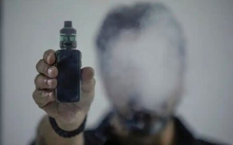 Cigarro eletrônico atrai jovens e agrava dependência, segundo especialistas