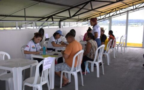Governo do Amazonas leva regularização de documentos a produtores rurais da calha do Rio Negro