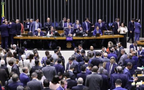 Deputados devem discutir segunda projeto da reforma tributária