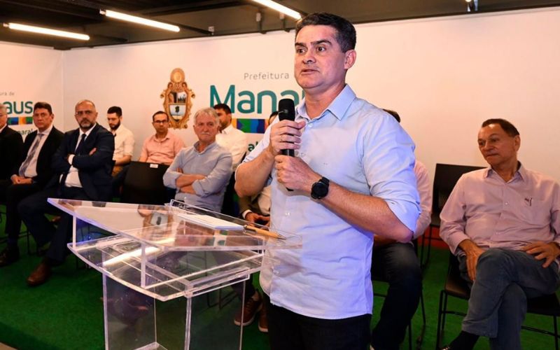 Prefeito David Almeida (Foto: Reprodução/@davidalmeidaam) David anuncia medidas de combate às queimadas e critica governos federal e estadual