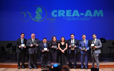 Presidente do TCE-AM é homenageada em cerimônia de 50 anos do Crea-AM
