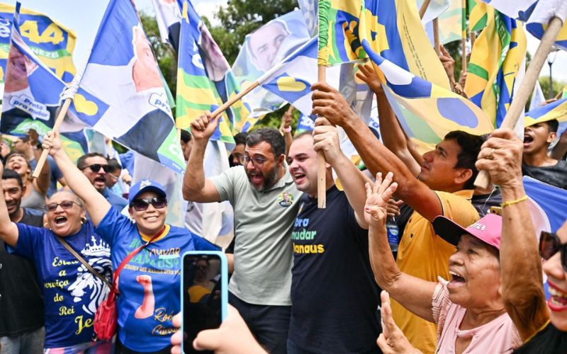 (Fotos: Divulgação/assessoria UB) Roberto Cidade faz caminhada no Centro de Manaus e ouve populares