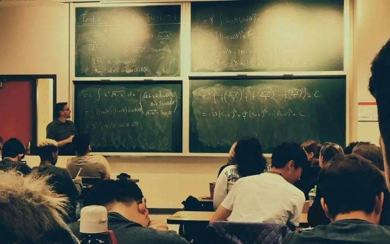 Alunos em sala de aula - (Foto: Shubham Sharan/Unsplash) Lula sanciona novo ensino médio com veto a mudança no Enem