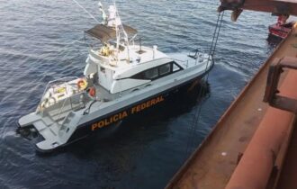 imigrantes clandestinos são encontrados em navio