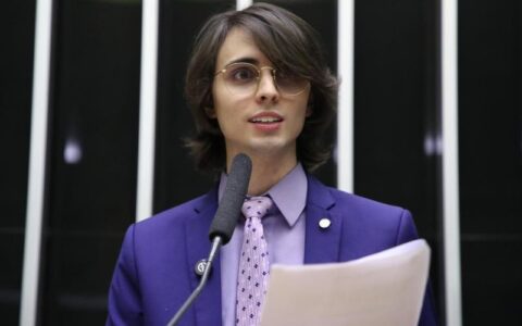 Amom trancou curso de direito e agora sonha em ser prefeito e jornalista