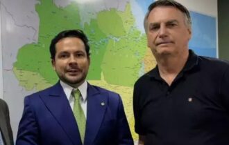 Pela 3ª vez, Bolsonaro chega a Manaus para dar empurrão na campanha de Alberto Neto