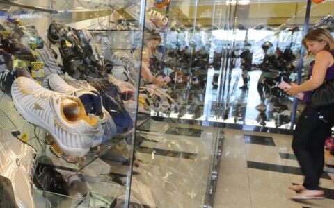 Pesquisa revela que 7 em cada 10 brasileiros compram por impulso e se arrependem