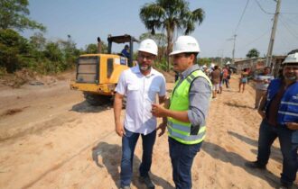 Wilson vistoria obras de saneamento do programa Asfalta Amazonas no bairro Tarumã
