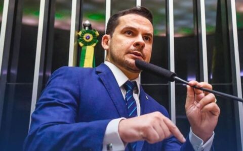 Alberto Neto critica saneamento básico de Manaus: 'um esgoto a céu aberto"