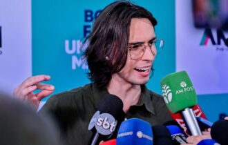 Amom Mandel vai à TV e surpreende ao falar palavrão