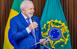 BC deve ao povo e próximo presidente tem de ter coragem para baixar juros, diz Lula