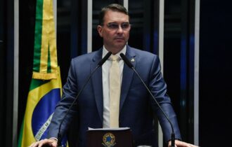 Relação de Flávio Bolsonaro com Vorcaro amplia tensão nos bastidores da direita