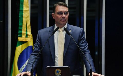 Relação de Flávio Bolsonaro com Vorcaro amplia tensão nos bastidores da direita