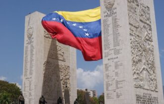 Mundo acompanha com 'tensão' os desdobramentos da crise na Venezuela