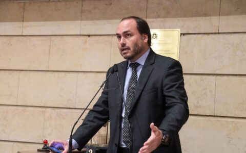 MP denuncia 7 por rachadinha no gabinete do vereador Carlos Bolsonaro