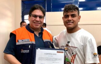 Detran-AM entrega 50 CNHs Social e 30 certificados durante ação do governo