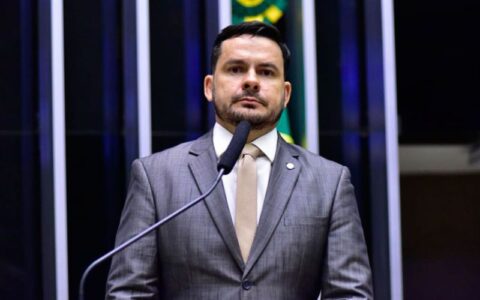 Alberto Neto recebe doação de R$ 17 mil de assessora do próprio gabinete