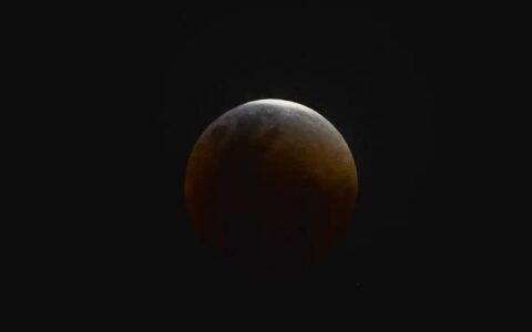 Eclipse parcial da Lua acontece hoje; veja como assistir pela internet