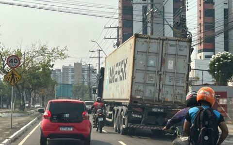 Motoristas ignoram decreto que restringe circulação de veículos pesados em Manaus