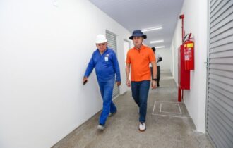 David Almeida vistoria obras de Unidade de Saúde da Família no Morro da Liberdade