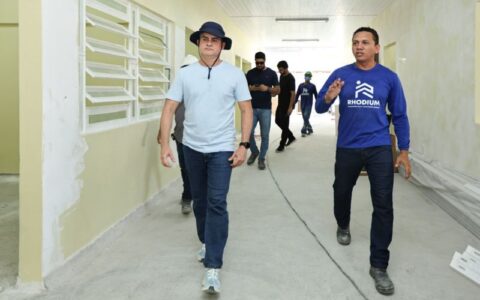 David Almeida vistoria obras de unidades de saúde na zona Leste de Manaus