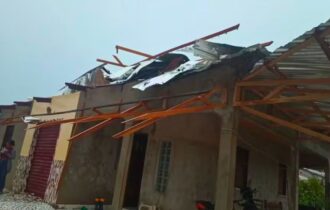 Ventania destelha 50 casas e deixa 8 pessoas feridas em Envira