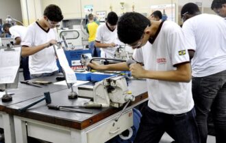 Proposta amplia transporte e merenda para aluno de escola federal