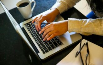 Mulheres ganham 20% menos do que homens em mais de 50 mil empresas