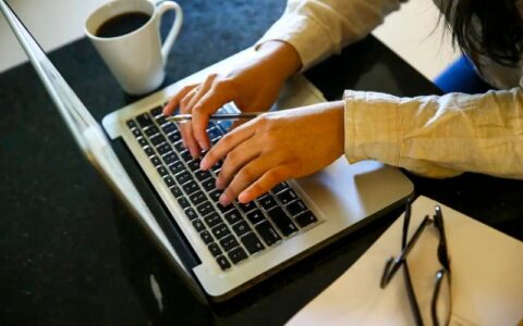 Mulheres ganham 20% menos do que homens em mais de 50 mil empresas