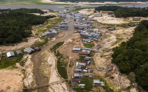 Prefeitura de Manaus começa a distribuir ajuda a afetados por seca