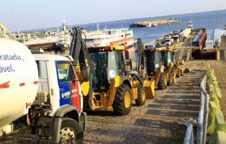 Governo do AM inicia embarque de equipamentos para obras de água e esgoto do Prosai Parintins