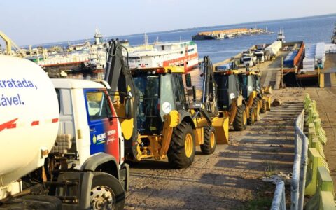 Governo do AM inicia embarque de equipamentos para obras de água e esgoto do Prosai Parintins