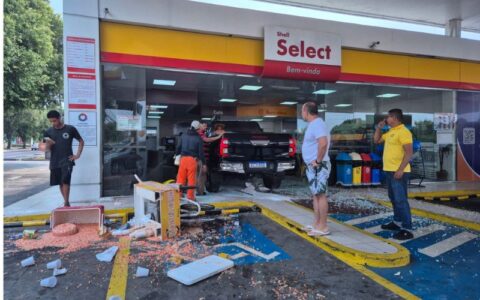 Hilux invade conveniência e deixa duas pessoas feridas em Manaus