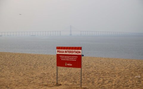 Praia da Ponta Negra recebe tela de proteção em área interditada para banho