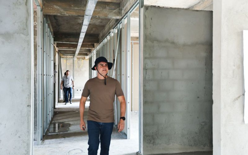 Prefeito David Almeida vistoria unidades de saúde
