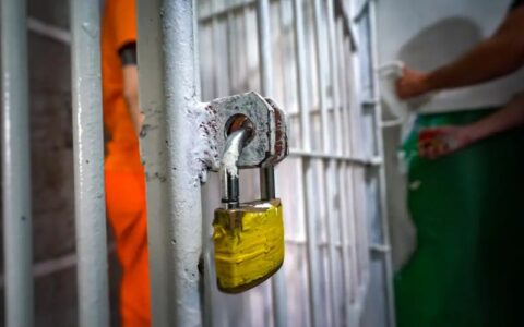 Quatro candidatos no Amazonas com mandados de prisão em aberto concorrem às eleições