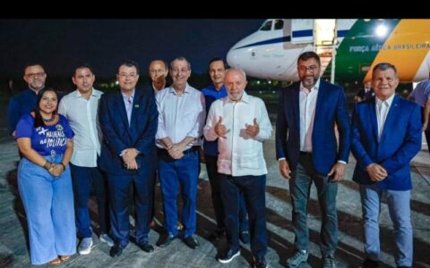 Lula desembarca em Manaus e é recebido por Wilson Lima, Omar e líderes do AM