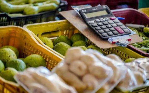 Alimentos e energia elétrica puxam IPCA em outubro, diz IBGE