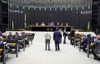 Deputados e senadores não devem comentar decisão do ministro do STF sobre o X