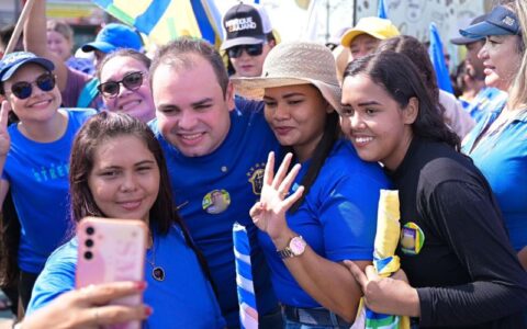 Campanha de Roberto Cidade promove cinco 'bandeiraços' em Manaus