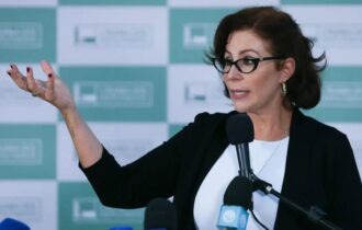 Relator recomenda manutenção do mandato de Carla Zambelli; decisão é adiada
