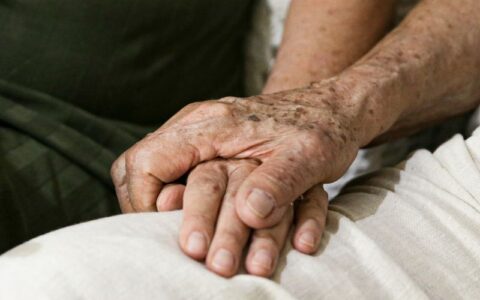 IBGE revela que ao menos 161 mil pessoas vivem em asilos no Brasil
