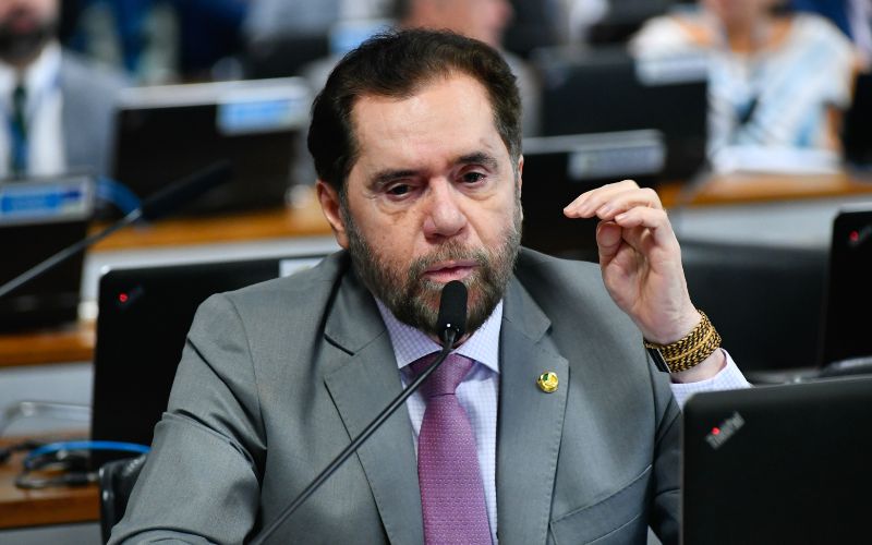Plínio Valério afirma que Marina trabalha para as ONGs