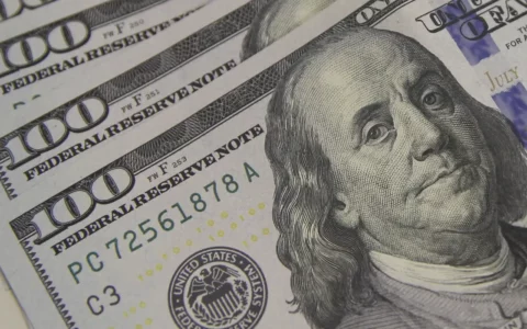Aversão ao risco e tarifas dos EUA fazem dólar subir no dia da formação da Ptax