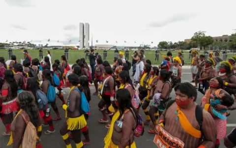 Indígenas marcham em Brasília e bloqueiam vias contra marco temporal